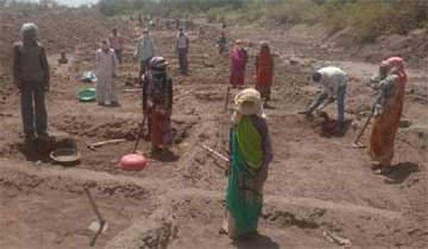 निर्माणाधीन राजीव गांधी सेवा केन्द्र पर मजदूरों पर बदमाशों का हमला